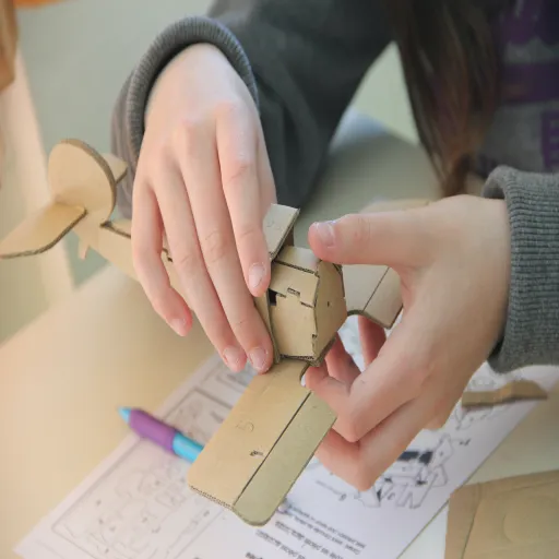 Interview de Lucile Desplanques-Fradin de Kitetcolle : Créer des maquettes pédagogiques avec du carton recyclé