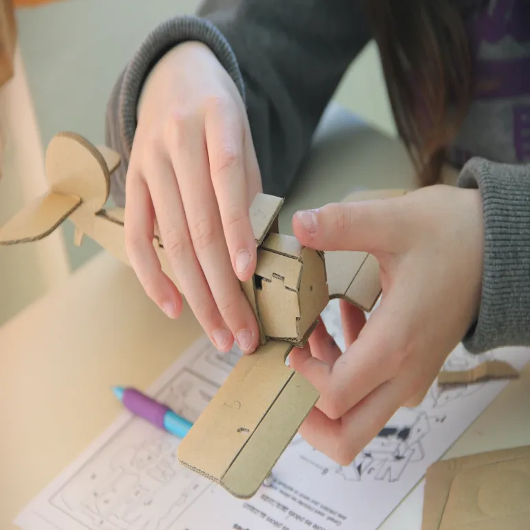 Interview de Lucile Desplanques-Fradin de Kitetcolle : Créer des maquettes pédagogiques avec du carton recyclé